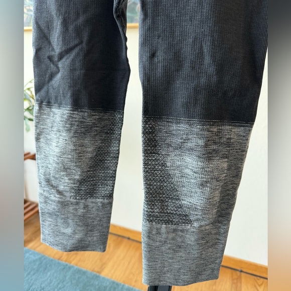 Lululemon Seamlessly Street Crop Heathered Black. Size 6 based on measurements. - Picture 9 of 12